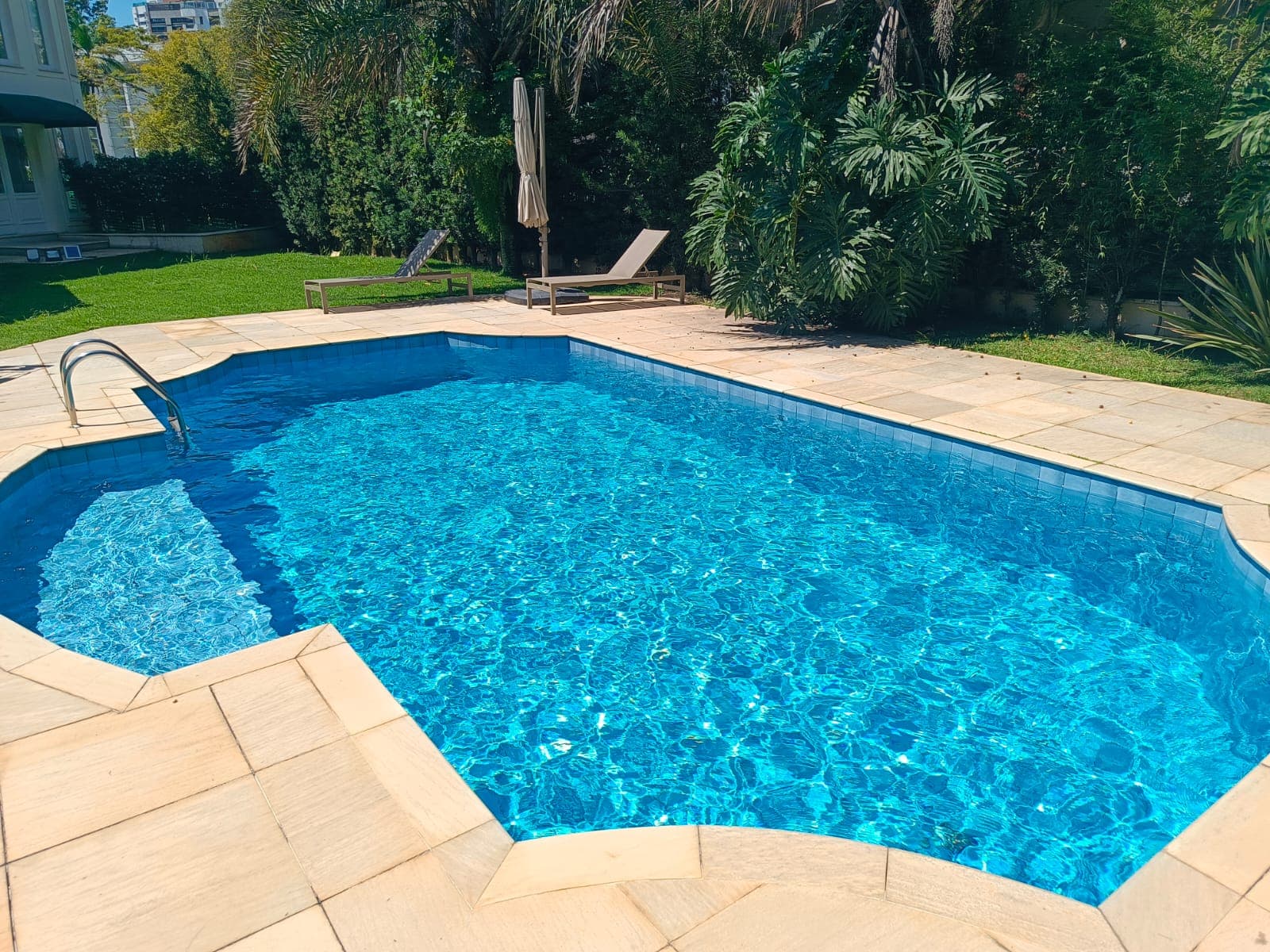 Serviço de limpeza e manutenção de piscinas da LR Piscinas